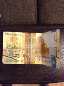 Tässä on tuhannen tengen seteli, joka vastaa uudella kurssilla noin neljää euroa.