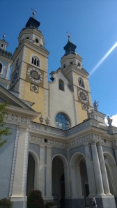 Nämä Brixenin kirkontornit ovat maalattu myös minun maskiin.